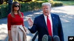 Presiden Donald Trump disaksikan oleh ibu negara Melania Trump, memberikan keterangan kepada para wartawan sebelum naik ke "Air Force One" di pelataran selatan Gedung Putih, Washington DC, 10 Juli 2018.