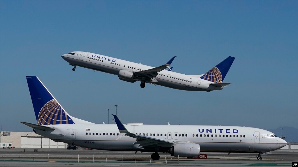 资料照：一架美联航飞机在旧金山国际机场起飞。（美联社2020年10月15日）(photo:VOA)
