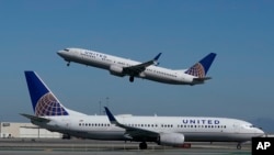 一架美聯航飛機在舊金山國際機場起飛。（2020年10月15日）