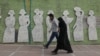 Warga di Teheran, Iran diwajibkan untuk mengenakan masker saat berada di luar rumah, di tengah pandemi Covid-19, 10 Oktober 2020. (Foto: dok).