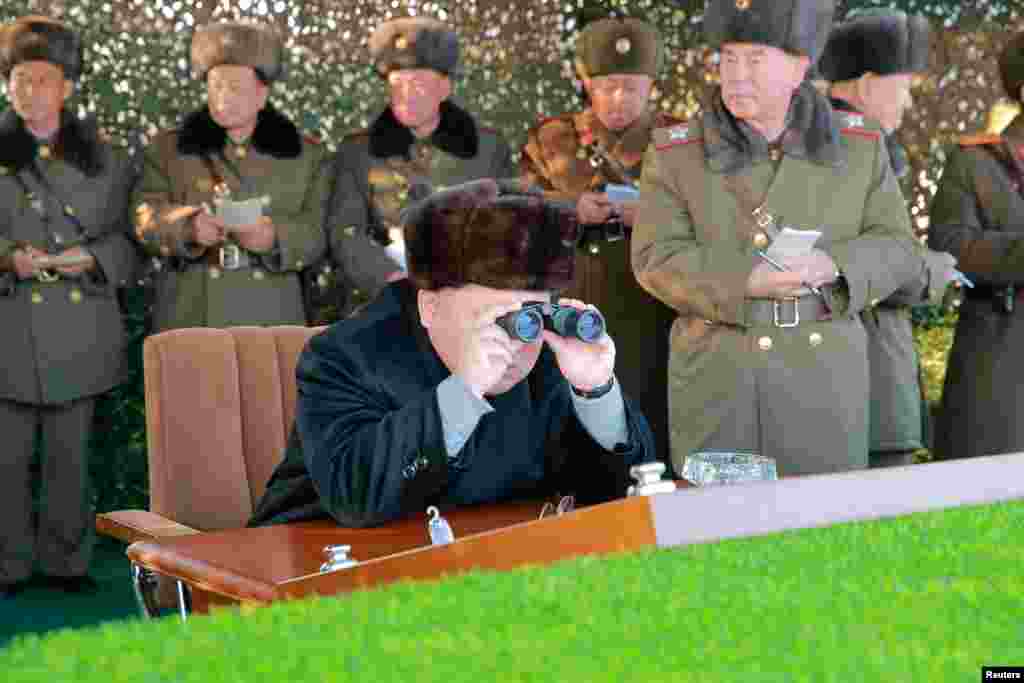 북한 김정은 국무위원장이 방사포병 중대 사격경기를 참관했다고 관영 조선중앙통신이 21일 보도했다