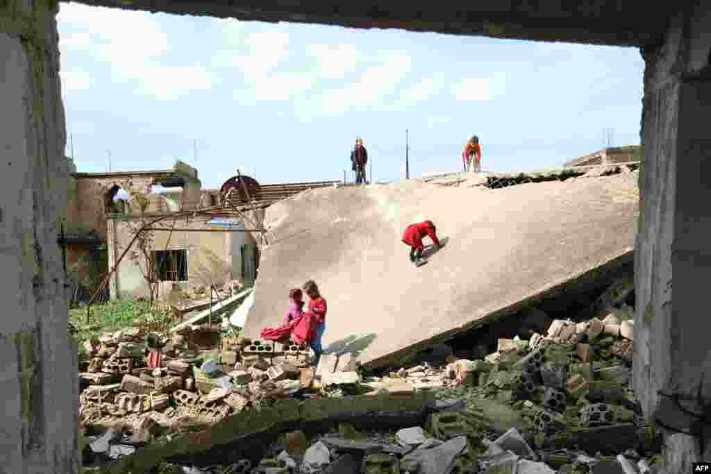 시리아 이들리브 서부 외곽 프리케흐 마을의 어린 아이들이 무너진 학교 터에서 놀고 있다.
