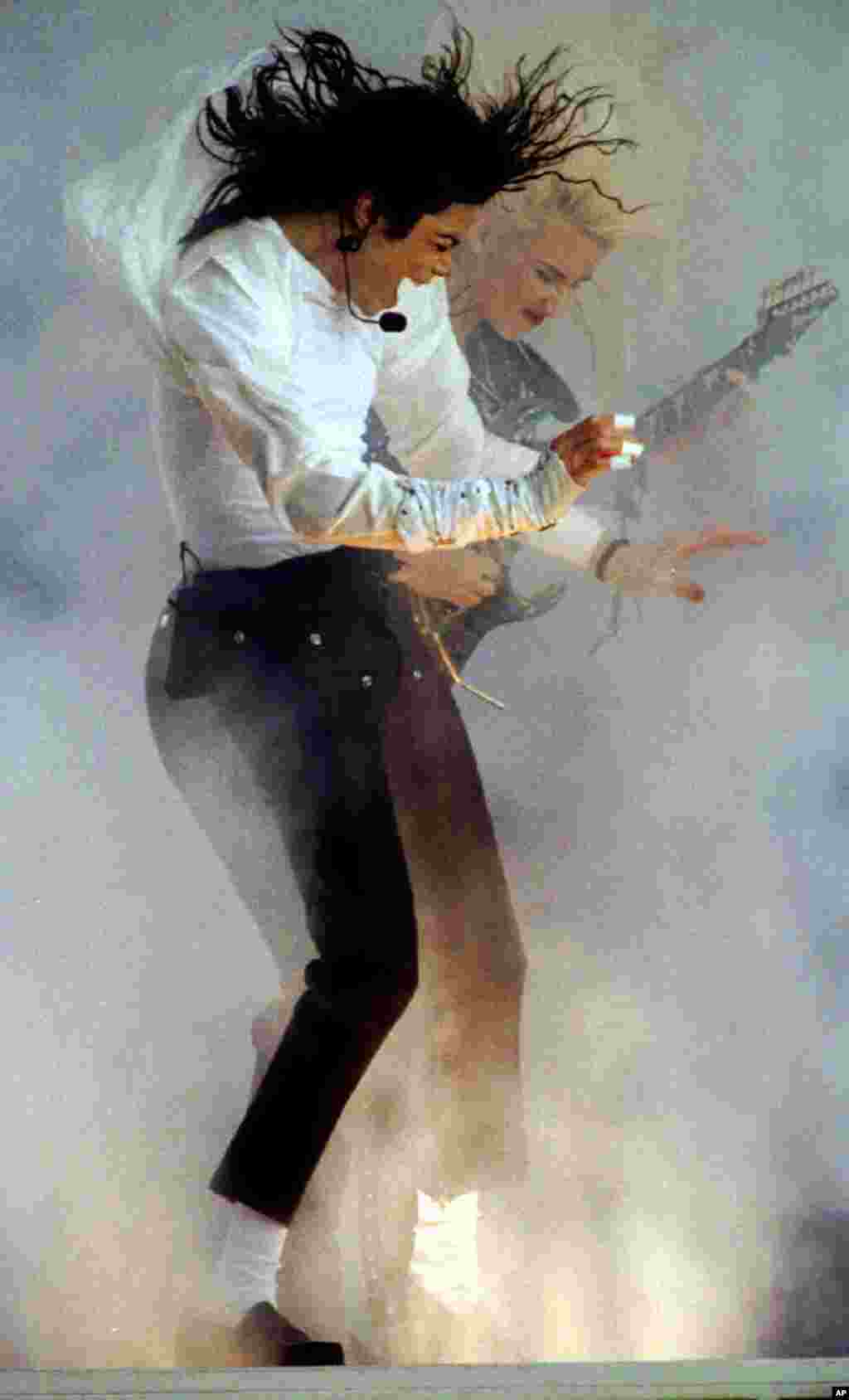 مائیکل جیکسن کو بچھڑے دو برس بیت گئے