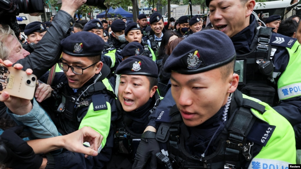 资料照片：2026年2月9日，香港《苹果日报》创办人黎智英被判处20年监禁，警察在法庭外维持秩序。
