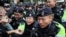 资料照片：2026年2月9日，香港《苹果日报》创办人黎智英被判处20年监禁，警察在法庭外维持秩序。