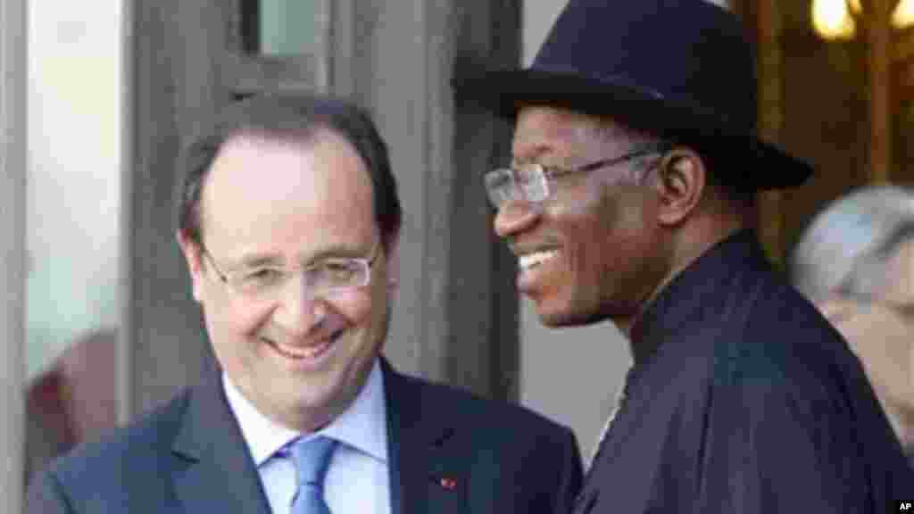 Shugaban Faransa Francois Hollande da Shugaban Najeriya Goodluck Jonathan a wajen Taro kan Tsaro a Najeriya, a Zauren Elysee a Paris, 17 ga, Mayu 2014.