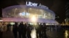 Sejumlah polisi tampak berjaga di luar stadion Uber Arena, di Berlin, pada 28 November 2024, menjelang laga basket Liga Eropa antara Alba Berlin melawan Maccabi Tel Aviv. (Foto: Reuters/Lisi Niesner)