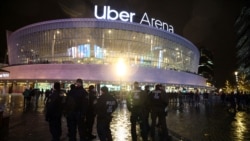 Sejumlah polisi tampak berjaga di luar stadion Uber Arena, di Berlin, pada 28 November 2024, menjelang laga basket Liga Eropa antara Alba Berlin melawan Maccabi Tel Aviv. (Foto: Reuters/Lisi Niesner)