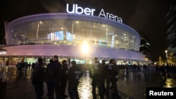 Sejumlah polisi tampak berjaga di luar stadion Uber Arena, di Berlin, pada 28 November 2024, menjelang laga basket Liga Eropa antara Alba Berlin melawan Maccabi Tel Aviv. (Foto: Reuters/Lisi Niesner)