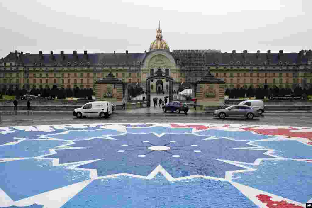 Una pintura gigante muestra un aciano, el equivalente de la amapola británica, frente al Invalides, en París, Francia. Desde la Primera Guerra Mundial, el acacio ha sido un símbolo para recordar a los millones de soldados caídos durante el conflicto.