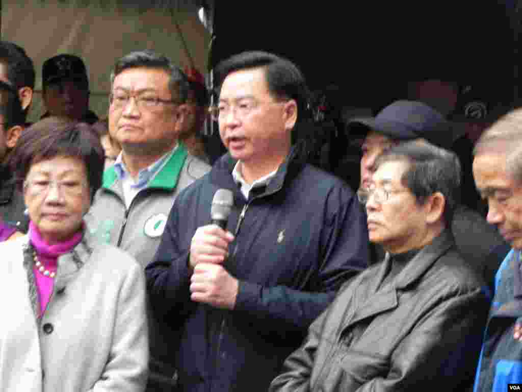 民进党秘书长吴钊燮发言声援吕秀莲。（美国之音许波拍摄）