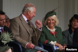 Pangeran Charles Inggris dan Camilla, Duchess of Cornwall menghadiri Pertemuan Tahunan Dataran Tinggi Braemar di Braemar, Skotlandia, Inggris, 3 September 2022. (Foto: REUTERS/Russell Cheyne)