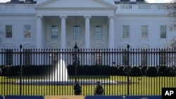 FILE - Petugas keamanan di depan Gedung Putih, Washington, DC, 19 Januari 2021. (AP/David Phillip)
