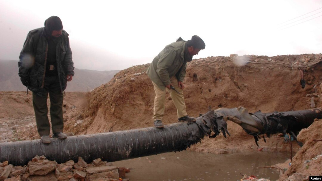 Polisi Pakistan memeriksa pipa gas di provinsi Baluchistan yang diledakkan oleh militan (foto: dok). 