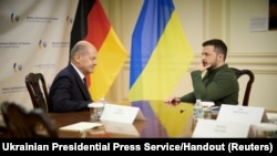 Presidenti ukrainas Volodymyr Zelensky gjatë takimit me Kancelarin gjerman, Olaf Scholz