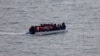 Một thuyền chở di dân lậu đi qua Eo biển Manche (ảnh tư liệu, 2/10/2023).