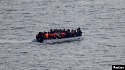 Một thuyền chở di dân lậu đi qua Eo biển Manche (ảnh tư liệu, 2/10/2023).