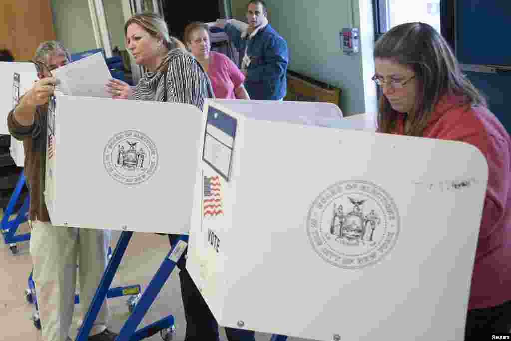 نیویارک کے ایک پولنگ اسٹیشن میں ووٹ ڈالے جارہے ہیں