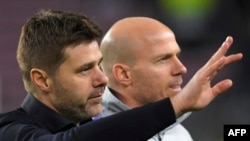 Pelatih Tottenham Hotspur asal Argentina, Mauricio Pochettino (kiri) merayakan prestasi tim asuhannya lolos ke putaran berikutnya dalam laga penyisihan Grup B Liga Champions UEFA antara FC Barcelona dan Tottenham Hotspur di stadion Camp Nou, Barcelona, 11 Desember 2018. (Foto: AF