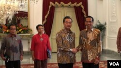 Presiden Joko Widodo dan Menteri Luar Negeri China Wang Yi di Istana Merdeka, Jakarta (3/11). (VOA/Ahadian Utama)