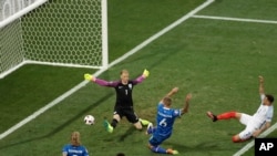 L'Islandais Ragnar Sigurdsson marquant un but pendant le match Islande-Angleterre, Nice, France, le 27 juin 2016. (AP Photo/Ariel Schalit)
