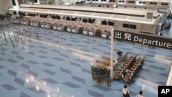 신종 코로나바이러스 여파로 여행객이 줄면서 지난 1일 일본 도쿄의 하네다 국제공항이 한산한 모습을 보이고 있다.