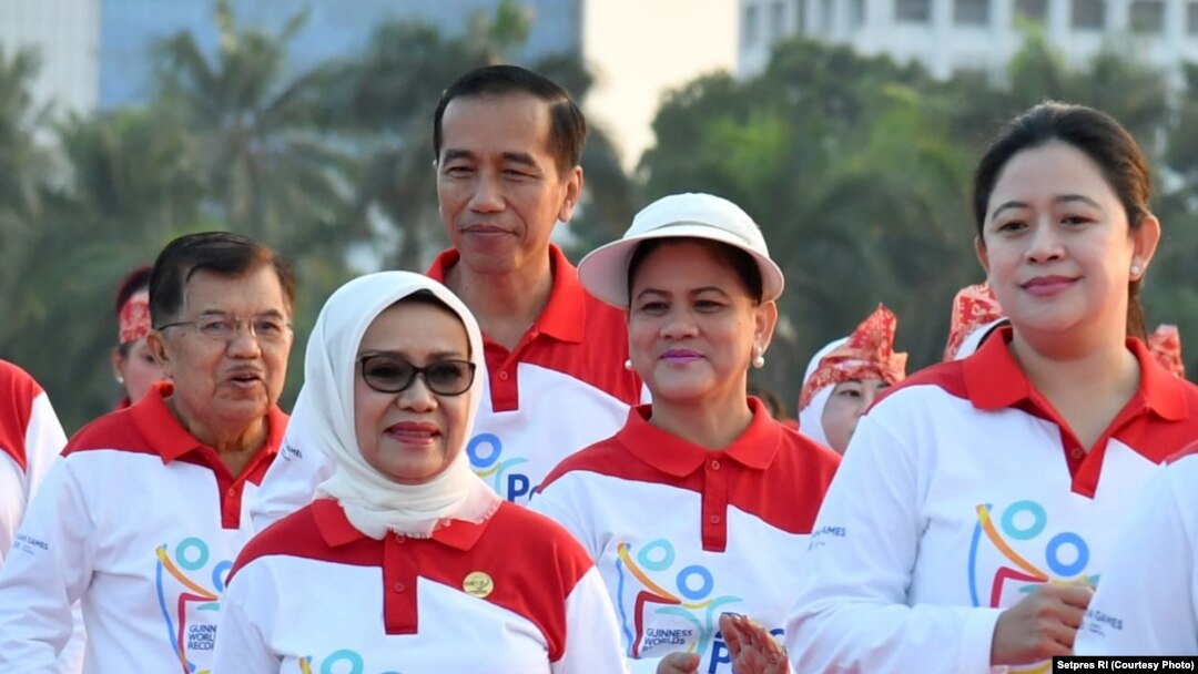 Presiden Jokowi bersama Ibu Negara Iriana, didampingi Wakil Presiden Jusuf Kalla menari poco-poco, Minggu, 5 Agustus 2018. (Foto: dok)