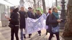 Demonstrators opposed to French President Emmanuel Macron's proposed pension reforms prepare to march in Paris, Jan. 24, 2020. (Lisa Bryant/VOA)