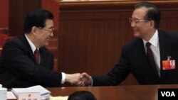 Perdana Menteri Tiongkok Wen Jiabao (kanan) berjabat tangan dengan Presiden Hu Jintao (Foto: dok). Cina akan melanjutkan program nuklirnya, setelah setahun bencana Fukushima, Jepang.