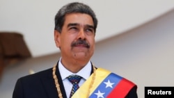 El gobernante venezolano Nicolás Maduro gesticula a las afueras del palacio federal legislativo, en Caracas, tras jurar para un nuevo período, el 10 de enero de 2025.