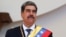 El gobernante venezolano Nicolás Maduro gesticula a las afueras del palacio federal legislativo, en Caracas, tras jurar para un nuevo período, el 10 de enero de 2025.