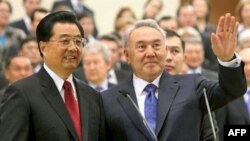 Президент Казахстана Нурсултан Назарбаев (справа) с Председателем КНР Ху Цзиньтао. Астана. 12 декабря 2009 года