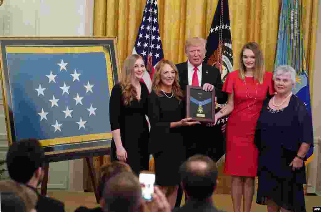 مراسم اهدای نشان افتخار ارتش ایالات متحده به گروهبان جان چپمن که در سال ٢٠٠٢ در کوههای افغانستان جان خود را از دست داد. پرزیدنت ترامپ مدال را در کاخ سفید به همسرش اعطا کرد. ​