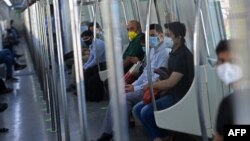 Người dân New Delhi sử dụng metro sau khi dịch vụ này được mở cửa trở lại 50% công suất vào ngày 7/6/2021.