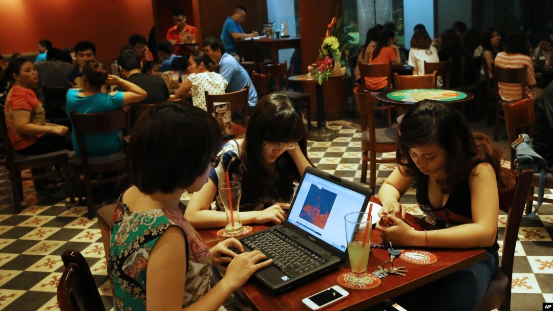 Giới trẻ "lướt mạng" trong một quán cà phê ở Hà Nội.