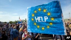 Supporters of Hungary's political opposition display a banner during an anti-government protest in Budapest, Hungary, May 21, 2017.﻿ At least 5,000 protesters marched in downtown Budapest, calling on the government to repeal legal amendments which could force Central European University out of the country.