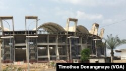 Le stade Omar bongo toujours en construction, à Libreville au Gabon, le janvier 2017. (VOA/Timothee Donangmaye)