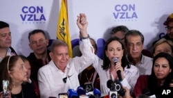 Candidato presidencial venezuelana Edmundo González Urrutia (esq) e a líder da oposição, María Corina Machado