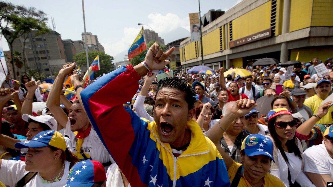 Mahasiswa Venezuela melakukan unjuk rasa anti pemerintah Presiden Nicolas Maduro di Caracas (1/5). 