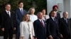 Para pemimimpin dunia berpose pada hari kedua KTT G7 di resor Borgo Egnazia, di Savelletri, Italia, 14 Juni 2024. (Foto: REUTERS/Guglielmo Mangiapane)