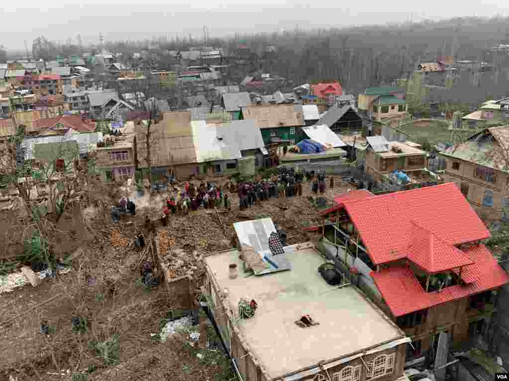 جھڑپ کے بعد علاقہ مکین متاثرہ گھروں کے باہر جمع ہوئے۔
