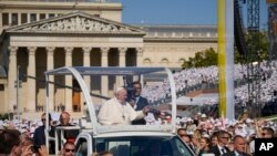 বুদাপেস্টের হিরোস স্কোয়ারে, রোববার আন্তর্জাতিক ইউচারিস্টিক কংগ্রেসের সমাপনী অনুষ্ঠানে উপস্থিত জনতার উদ্দেশ্যে তাঁর পপমোবাইল থেকে শুভেচ্ছা জানাচ্ছেন পোপ ফ্রান্সিস।