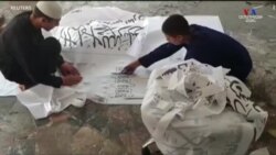 Նոր կառավարության հռչակումից հետո Աֆղանստանում դրոշ վաճառողները գերզբաղված են Թալիբանի դրոշներ պատրաստելով և վաճառելով