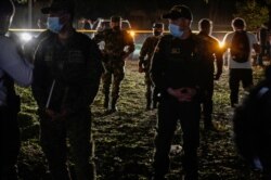 Soldados patrullan alrededor de una base militar donde explotó un coche bomba, según las autoridades, en Cúcuta, Colombia, el 15 de junio de 2021.