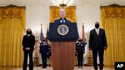 پرزیدنت بایدن در حال سخنرانی در کاخ سفید به مناسبت روز جهانی زن. ۸ مارس ۲۰۲۱