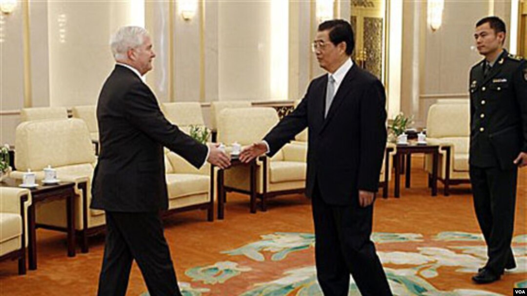 Menhan AS Robert Gates berjabat tangan dengan Presiden Tiongkok Hu Jintao dalam kunjungan di Beijing, 11 Januari 2011.