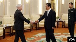 Menhan AS Robert Gates berjabat tangan dengan Presiden Tiongkok Hu Jintao dalam kunjungan di Beijing, 11 Januari 2011.