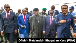 Mataimakin shugaban Najeriya, Farfesa Yemi Osibanjo (Tsakiya sanye babbar riga) yayin da suke rangadin wasu gidajen man fetir a Legas