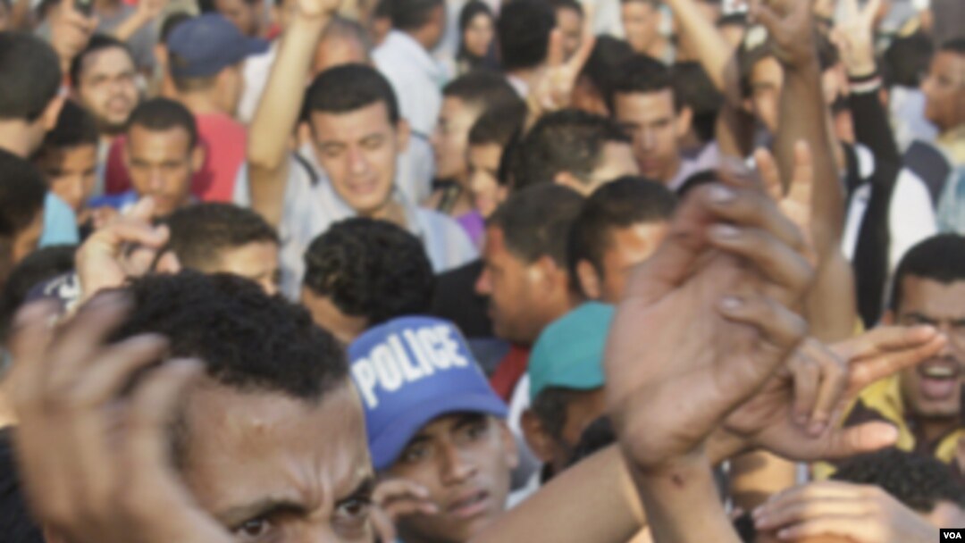 Para demonstran di lapangan Tahrir, Kairo meneriakkan slogan-slogan anti pemerintahan militer Mesir (24/7).