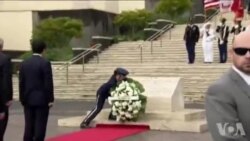 日本首相安倍向美军墓地献花圈